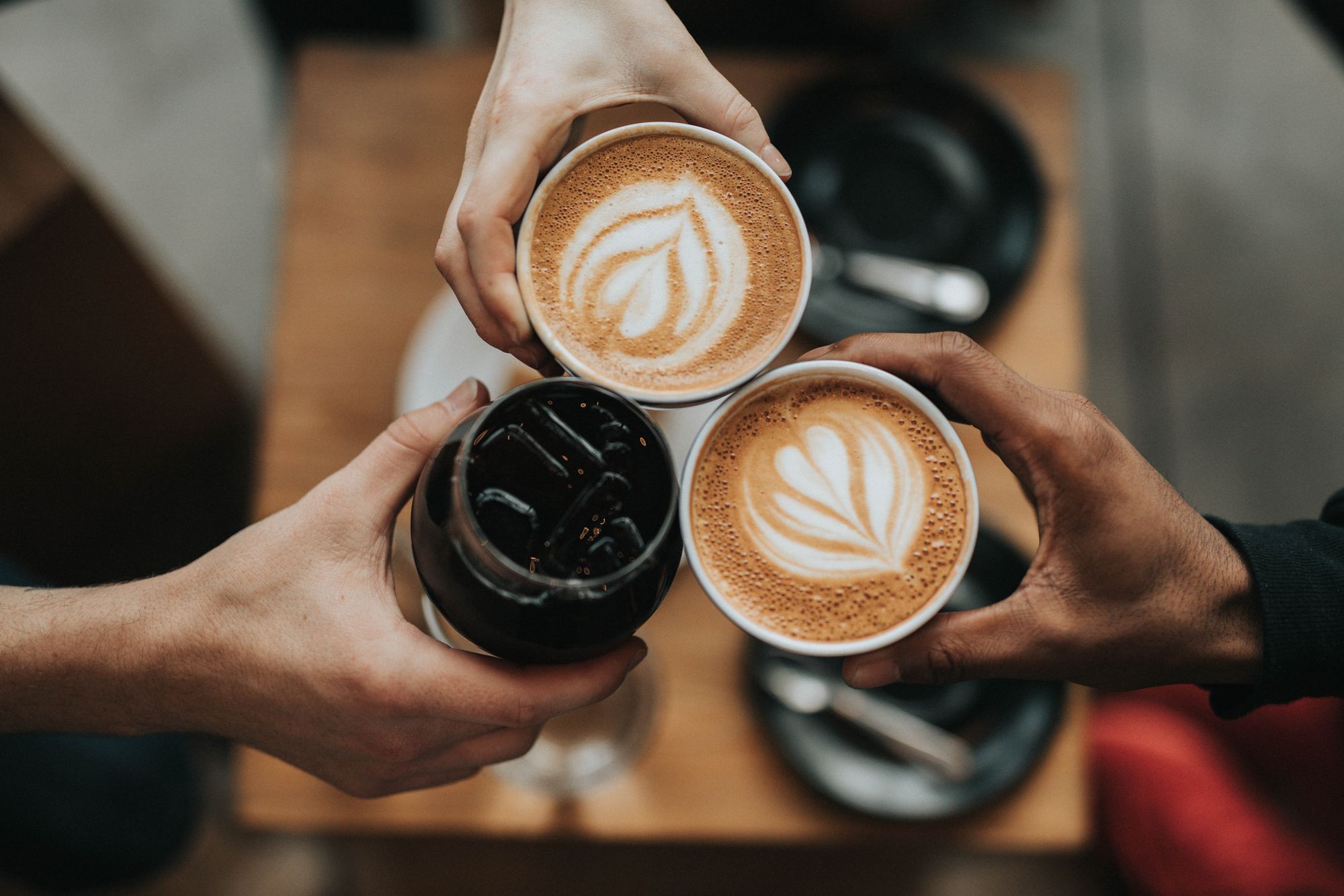 Nadměrné pití kávy je spojeno s menší velikostí mozku a vyšším rizikem demence