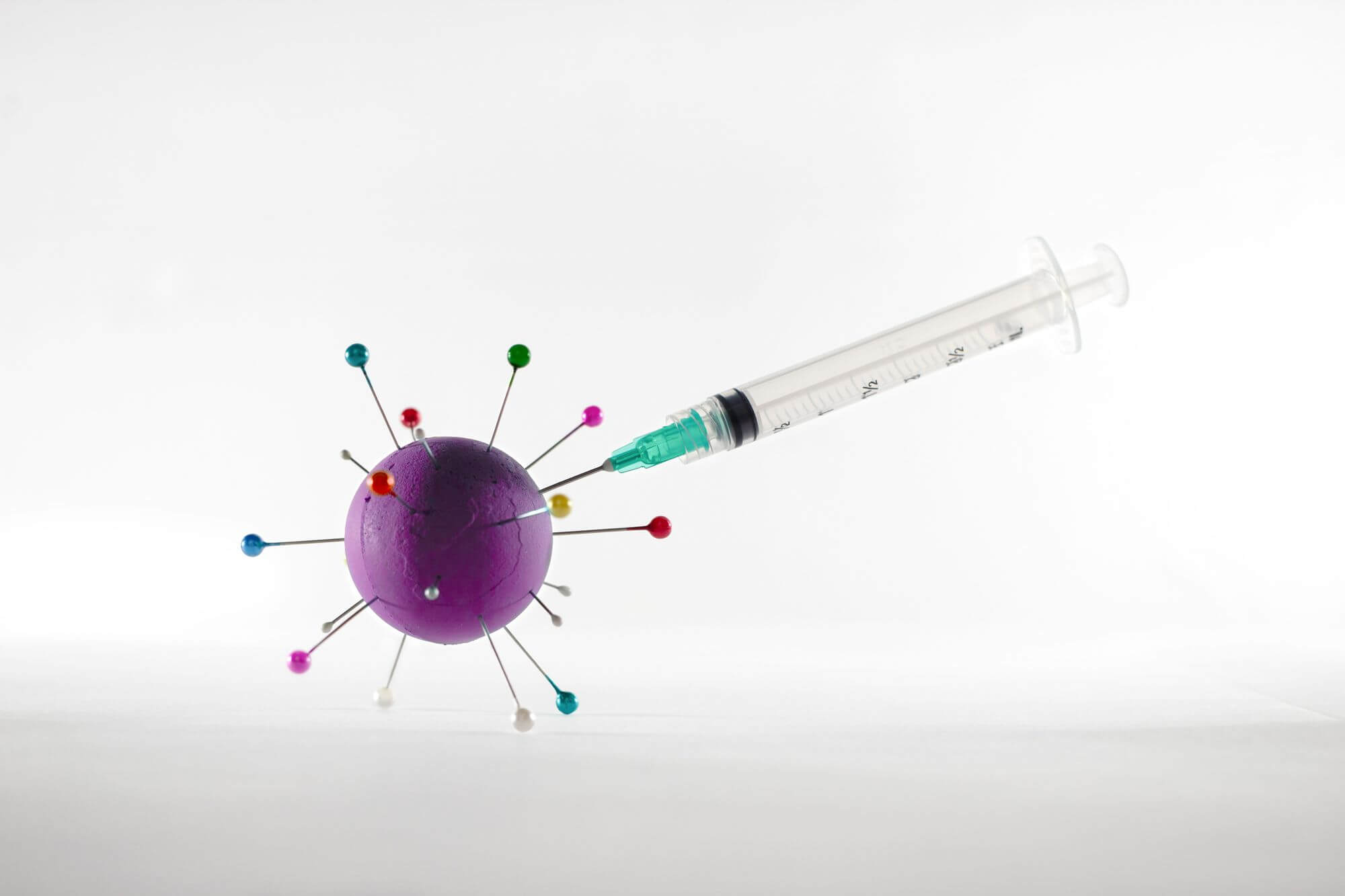 Výrobci mRNA vakcín pracují na nových formulacích specifických pro variantu omicron