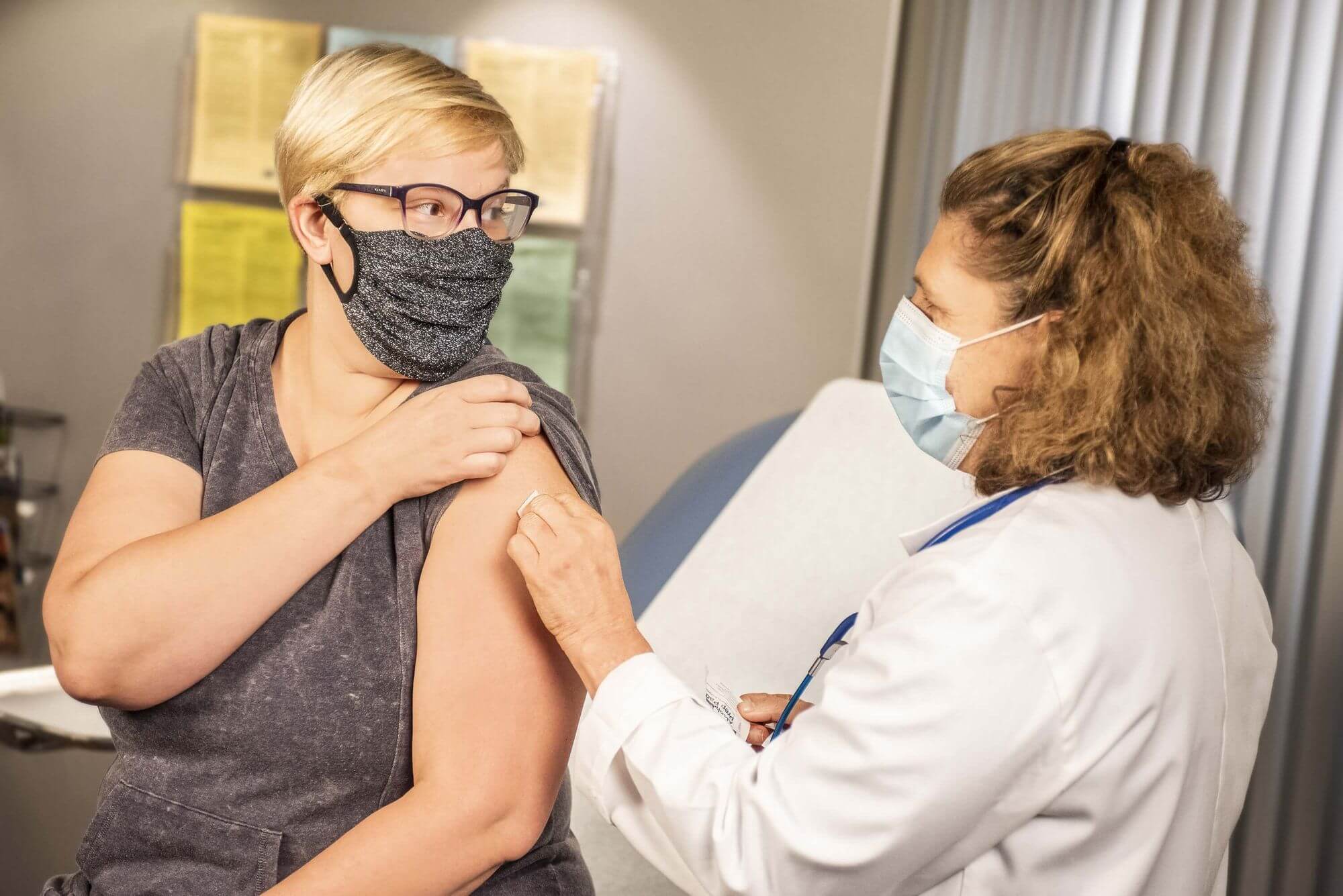 Kompletní očkování by nás mohlo ochránit před variantou omicron