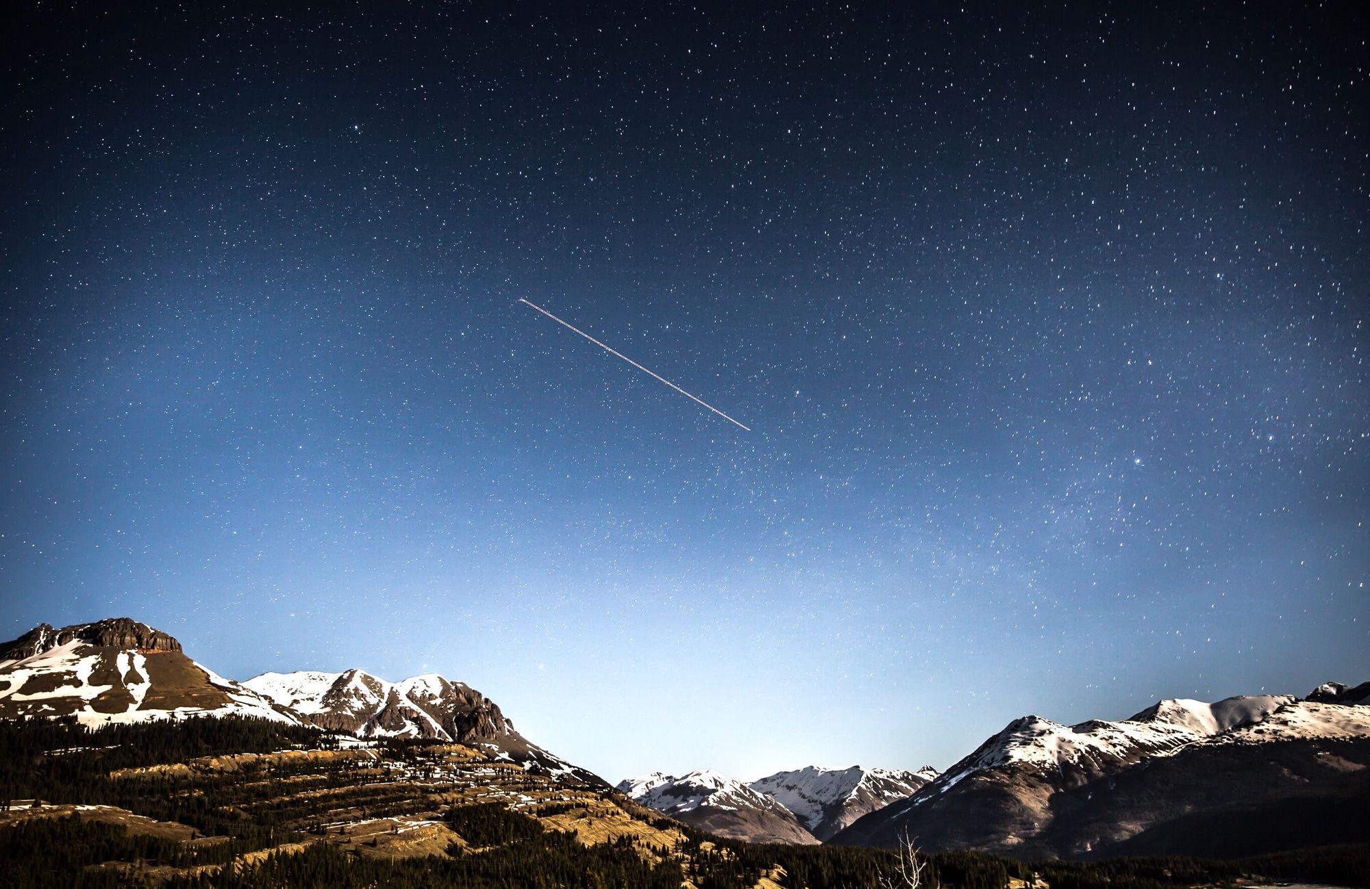 Na Měsíci zřejmě prší voda ze zemské atmosféry, ukazuje nová studie českých vědců